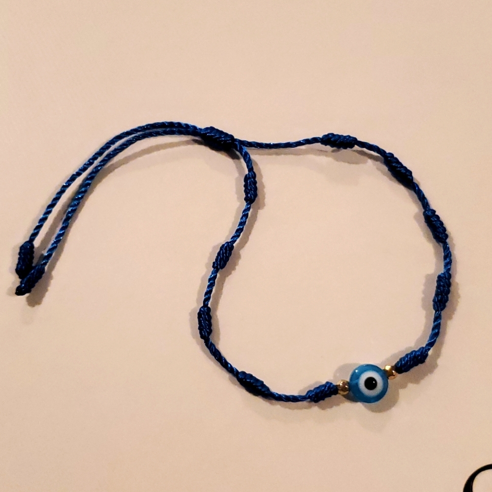 Evil eye bracelet with blue string